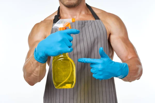 Homem em avental detergente limpeza serviço luz fundo — Fotografia de Stock
