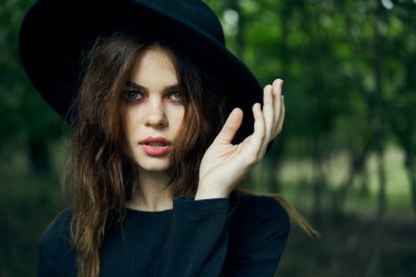 Ormanda cadı gibi giyinmiş kadın Cadılar Bayramı fantezi ritüeli