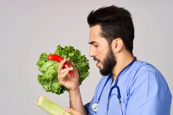 Médico nutricionista legumes alimentos saudáveis calorias fundo isolado — Fotografia de Stock