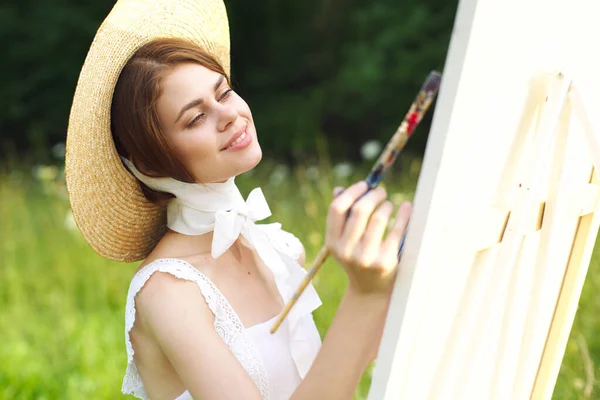 Mujer en vestido blanco artista pinta en la paleta de la naturaleza creativa — Foto de Stock