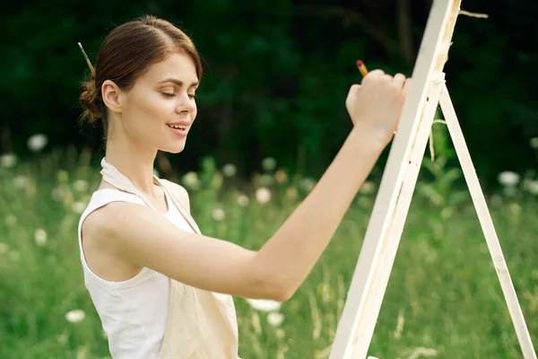 Kadın sanatçı doğa sanatı hobisi üzerine bir resim çiziyor. — Stok fotoğraf