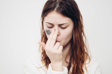 kızıl saçlı kadın yüz maskesi cilt bakımı yenileme