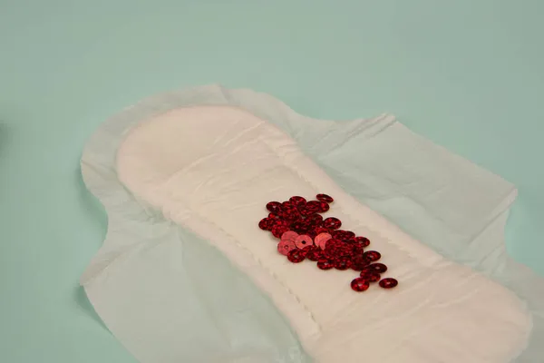 ストリップ血液女性の衛生月経保護トップビュー — ストック写真