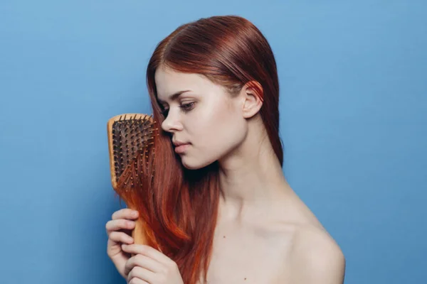 Hübsche Frau kämmt Haare nackten Schultern Haarpflege — Stockfoto
