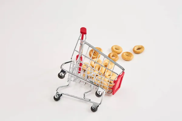 Chariots d'épicerie supermarché achats dans le magasin — Photo