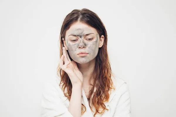 Жінка з маскою для обличчя догляд за шкірою спа-процедури — стокове фото
