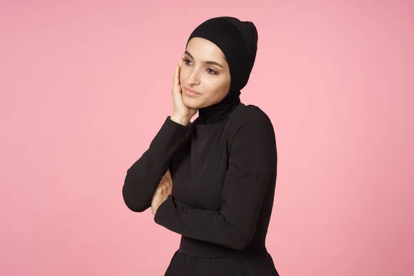 Fröhliche muslimische Frau schwarzer Hijab posiert Handgeste rosa Hintergrund — Stockfoto