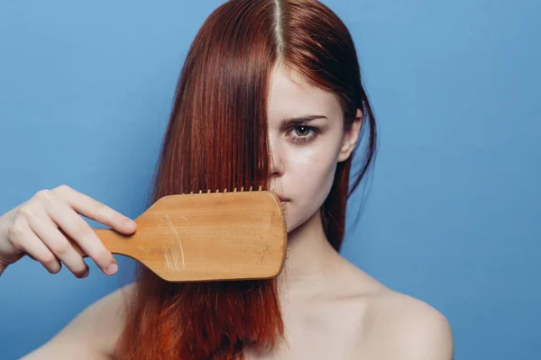 Hübsche Frau kämmt Haare nackten Schultern Haarpflege — Stockfoto