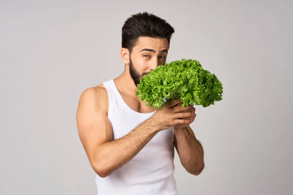 Homme barbu en t-shirt blanc feuille de laitue légumes alimentation saine — Photo