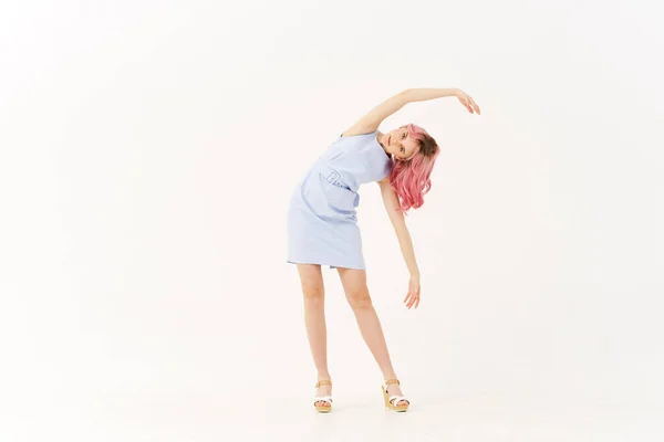 Nő ruha pózol rózsaszín haj glamor elszigetelt háttér — Stock Fotó