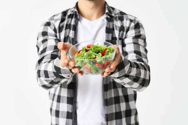 Uomo allegro in piatto camicia a quadri con insalata cibo sano — Foto Stock