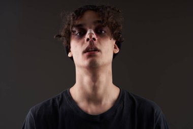 Kırık burunlu dövüşçü boks antrenmanı yapıyor. Saldırı yaralanması.