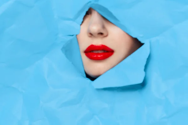 Mulheres rosto quebra através azul mockup close-up — Fotografia de Stock