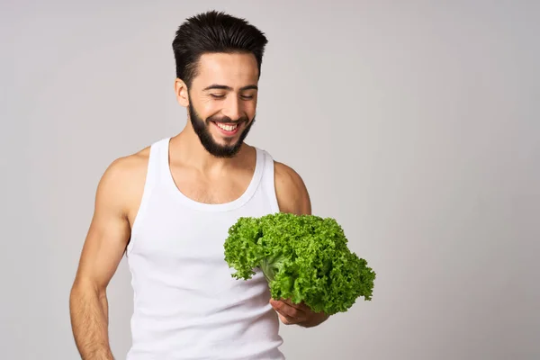 Homme barbu en t-shirt blanc feuille de laitue légumes alimentation saine — Photo