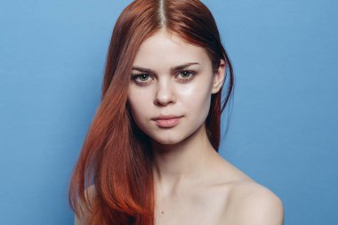 Güzel bir kadın saçlarını tarıyor.