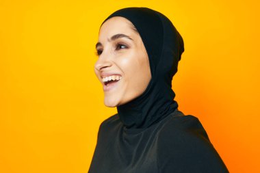 Neşeli kadın, mutluluk, moda, el hareketi, sarı arka plan.