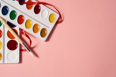 sanat fırçalarının nesneleri Yukarıdan Watercolor boyama araçları görünümü