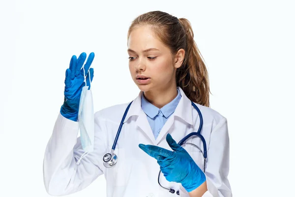 여성 의사 화이트 코트 연구는 실험실 진단을 분석 한다 — 스톡 사진