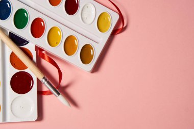 akrilik boya fırçalar sanat eserleri soyut kağıt pembe arka plan