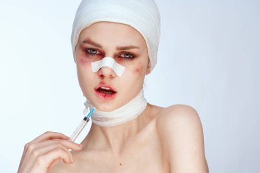 Kadın hasta estetik ameliyat çıplak omuzlar hafif arka plan