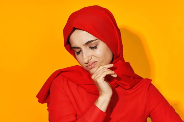 漂亮的女性穆斯林服装时尚现代风格的民族风格 — 图库照片