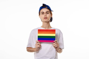 Beyaz tişört giyen kadın lgbt bayrak mucidi topluluğu
