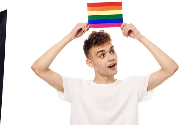 Hombre con bandera lgbt transgénero discriminación comunitaria — Foto de Stock