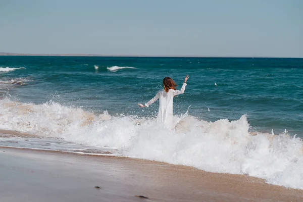 Frau in weißem Kleid in der Nähe des Meeres spazieren frische Luft Landschaft — Stockfoto