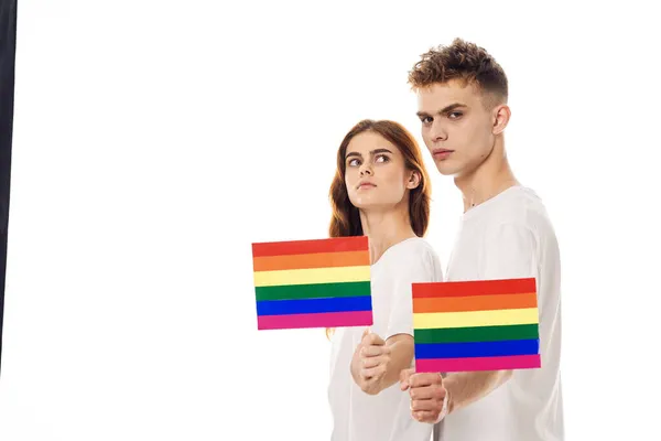 Joven pareja lgbt bandera de la comunidad transgénero estilo de vida — Foto de Stock