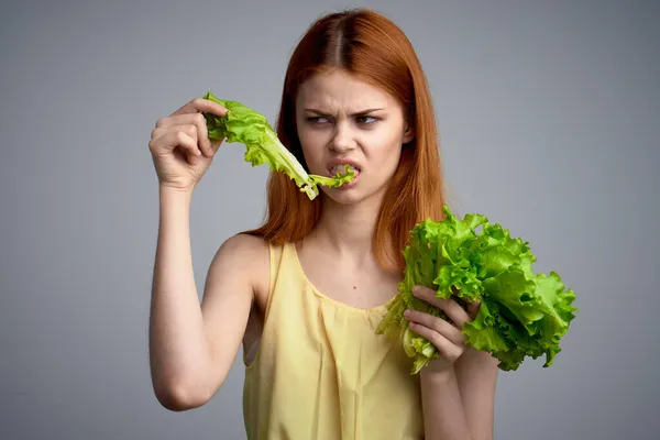 Donna con lattuga foglia cibo sano dieta stile di vita — Foto Stock