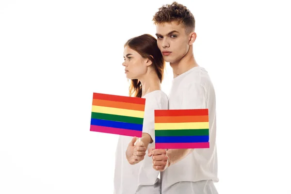 Par i vita t-shirts flagga lgbt transpersoner sexuella minoriteter — Stockfoto