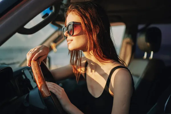 Hübsche Frau mit Sonnenbrille beim Autofahren — Stockfoto