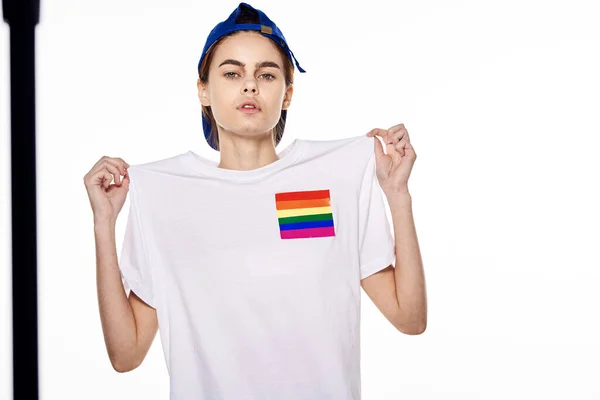 Vrouw met wit t-shirt lgbt vlag uitvinder gemeenschap — Stockfoto