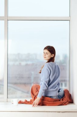 Pencere kenarındaki kadın rüya gibi görünüyor. Huzur içinde yat.