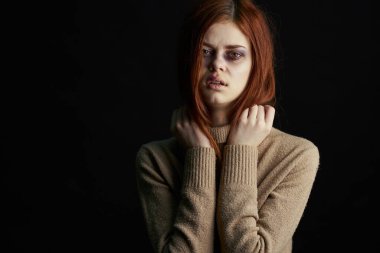 Gözlerinin altında morluklar olan kızıl saçlı bir kadın. Depresyondan korkuyor.