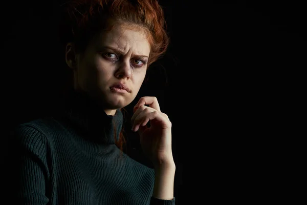 Напуганная расстроенная женщина с синяками под глазами проблемы с депрессией — стоковое фото