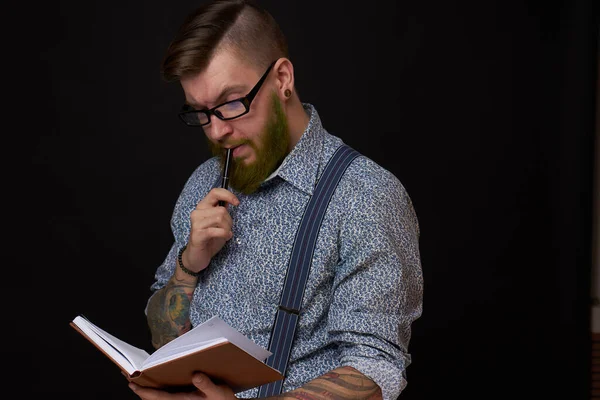 Hombre en gafas con un cuaderno en sus manos entrenando oficina profesional — Foto de Stock