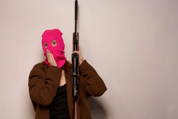 Mulher em máscara rosa Glamor Militar posando fundo bege — Fotografia de Stock