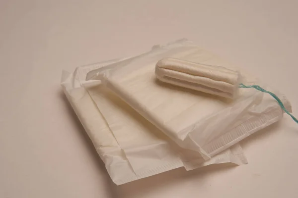 Tampones almohadillas ropa interior higiene femenina protección fondo claro —  Fotos de Stock