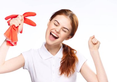 Lastik eldivenli temizlikçi kadın. Evi temizlerken duygular.