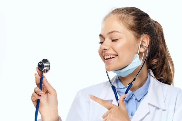 Assistente di laboratorio femminile in soluzione chimica cappotto bianco analizza la ricerca — Foto Stock