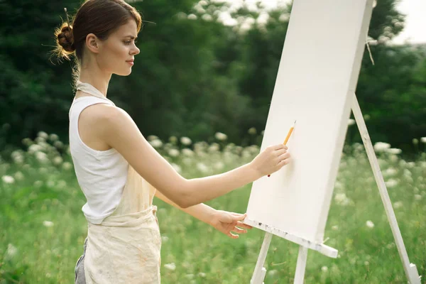 Mujer artista naturaleza dibujo paisaje arte hobby —  Fotos de Stock