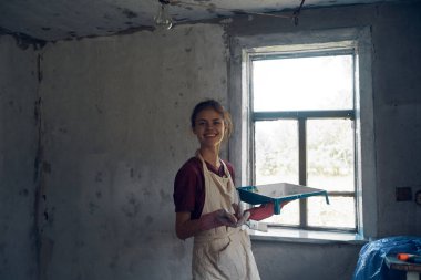 Kadın, evin dekorasyonunu yapıyor. İç dekorasyon ressamı.