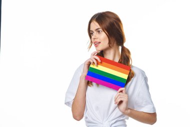 lgbt bayrağı taşıyan kadın cinsiyet değiştirme topluluğunun aydınlık arka planı