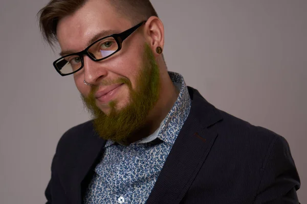 Портрет бизнесмена в очках с бородой, позирующего чиновнику — стоковое фото