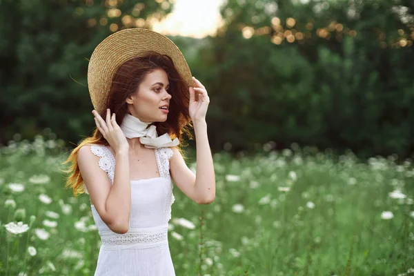 Kvinna med hatt i ett fält av blommor natur frihet — Stockfoto