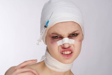 Duygusal kadın estetik ameliyatı. Omuzları hafif arka plan.