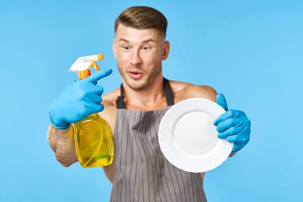 Opgepompte man met afwas schoonmaken huishoudelijk werk — Stockfoto
