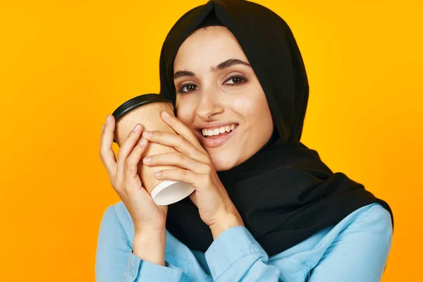 Muslim un vaso de café una bebida caliente fondo amarillo —  Fotos de Stock