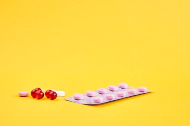 İlaç ambalajlama vitaminleri antibiyotikler eczacılık sarı arka plan